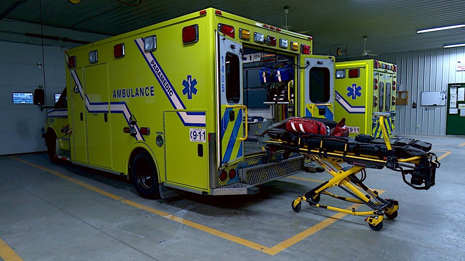 Une ambulance est toujours prête à partir sur une intervention.