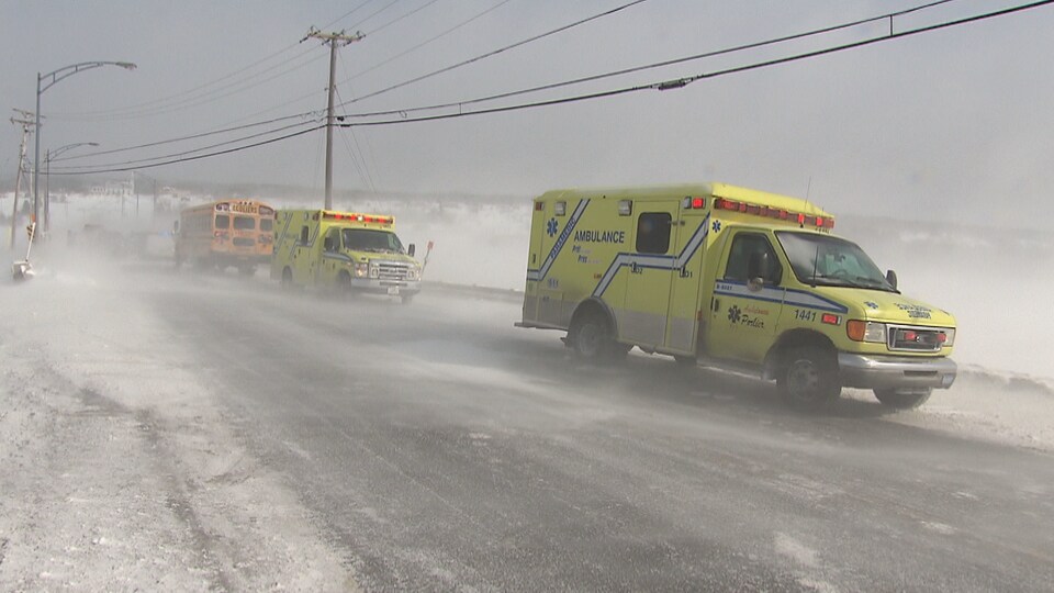 Deux ambulances sur une route enneigée