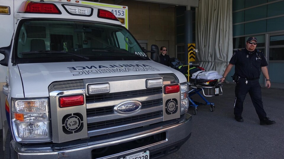 Une ambulance et deux ambulanciers.
