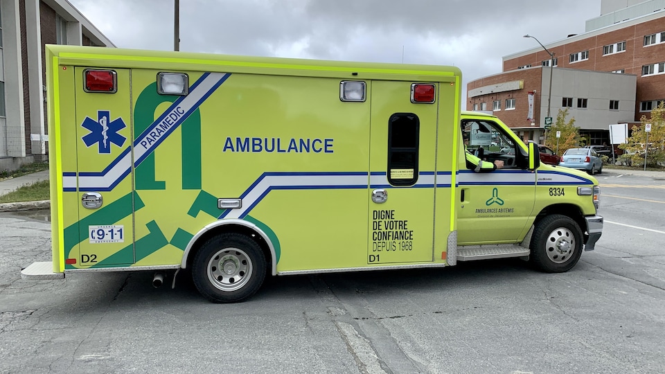 Une ambulance près de l'hôpital de Rouyn-Noranda.