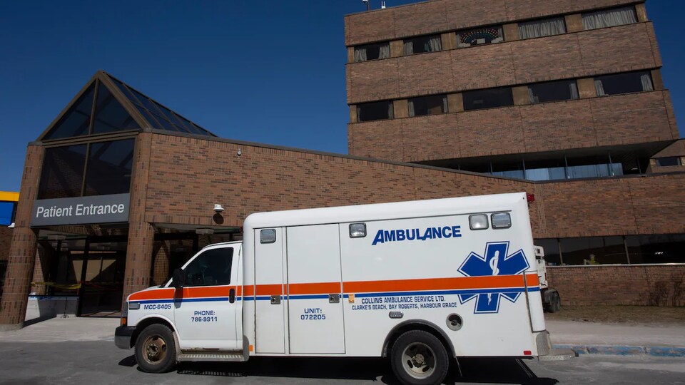 Un ambulance devant un hôpital.