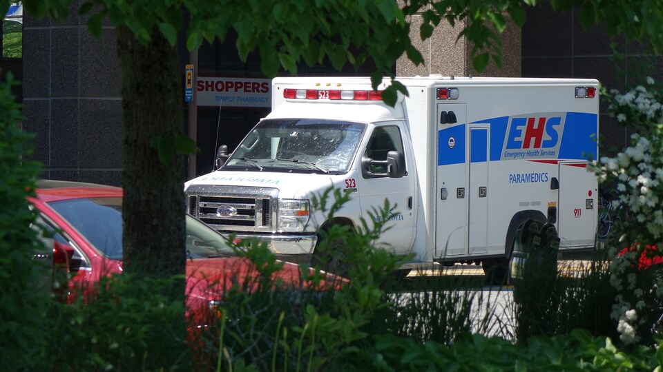 Une ambulance est stationnée devant un hôpital d'Halifax en Nouvelle-Écosse.