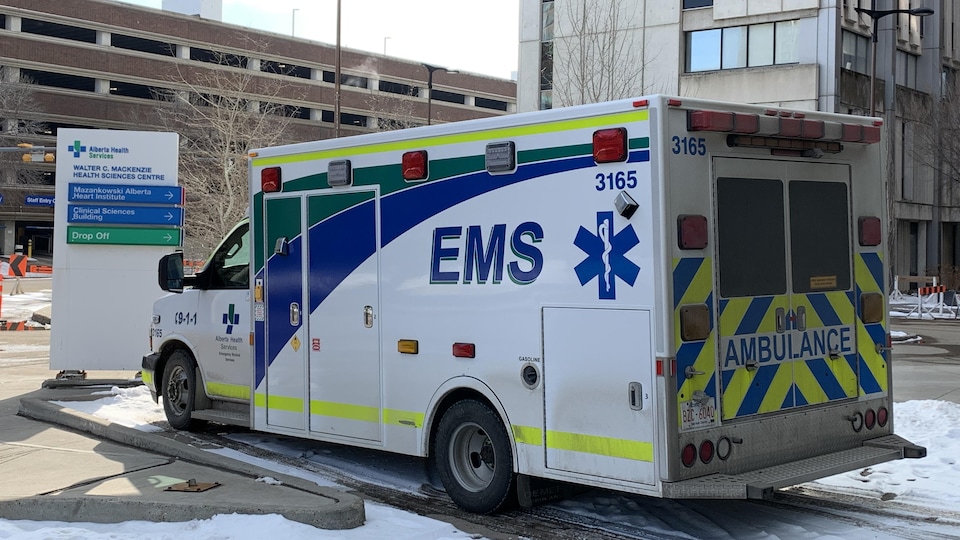 Une ambulance stationnée devant le Centre de santé Walter C. MacKenzie à Edmonton.