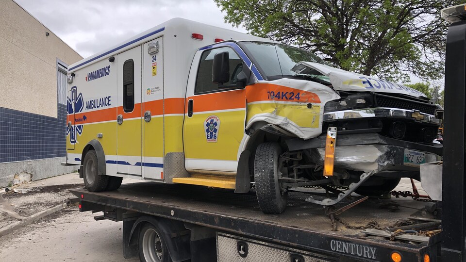 Une ambulance accidentée.