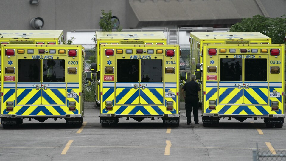 Des ambulances stationnées près du siège social d'Urgence Santé à Ville d'Anjou.