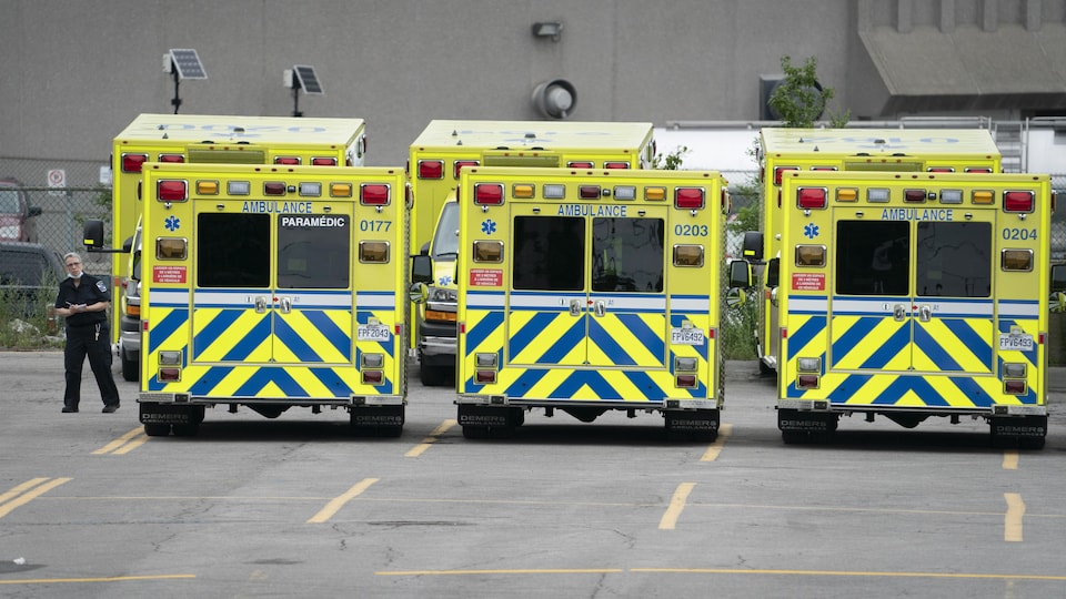 Des ambulances stationnées près du siège social d'Urgences-santé dans l'arrondissement Anjou.