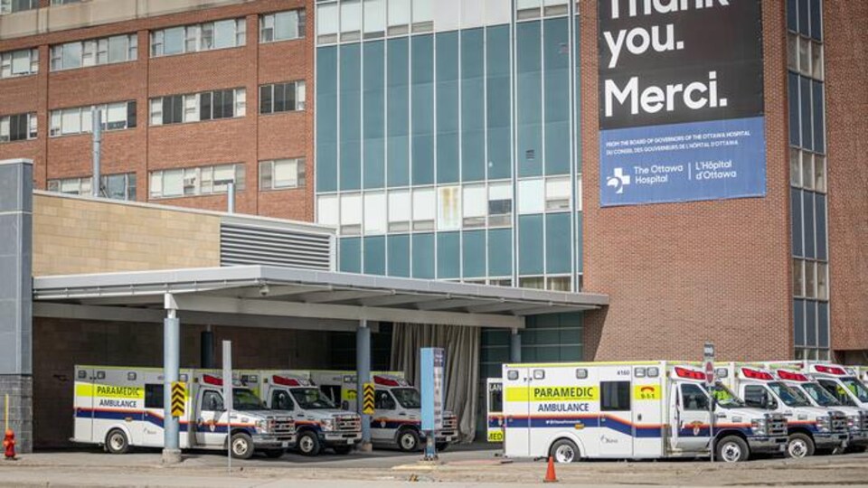 Des ambulances stationnées à l'urgence de l'Hôpital d'Ottawa.