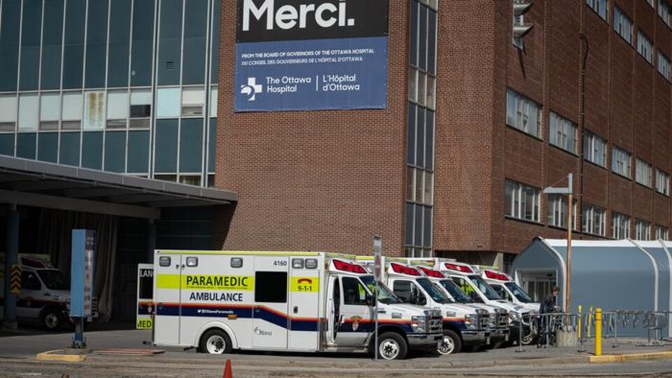 Des ambulances stationnées à l'urgence de l'Hôpital d'Ottawa.