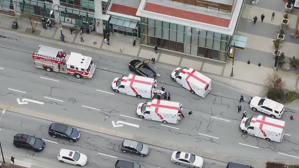 Trois ambulances et un camion de pompiers sont garés devant la bibliiothèque de Lynn Valley