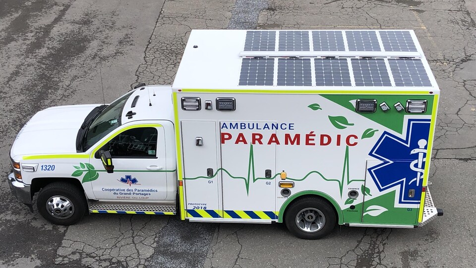 Une ambulance munie de panneaux solaires