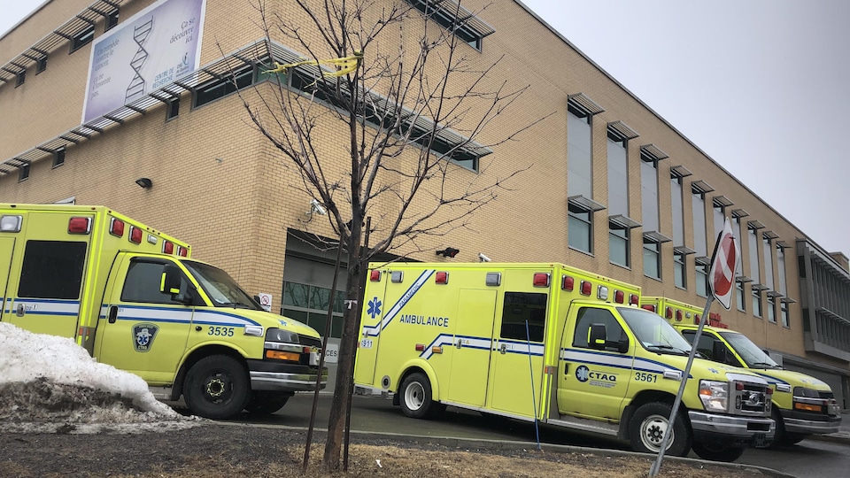 Des ambulances stationnées près de l'hôpital de l'Enfant-Jésus à Québec