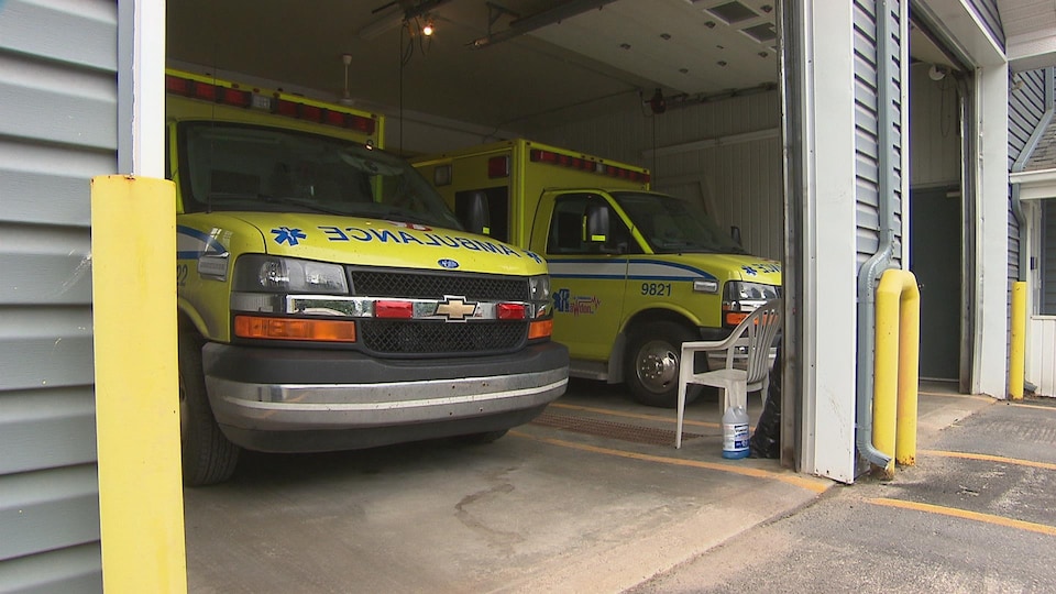 Deux ambulances stationnées dans un garage