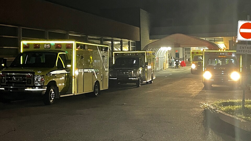 Quatre ambulances sont stationnées à l'urgence.