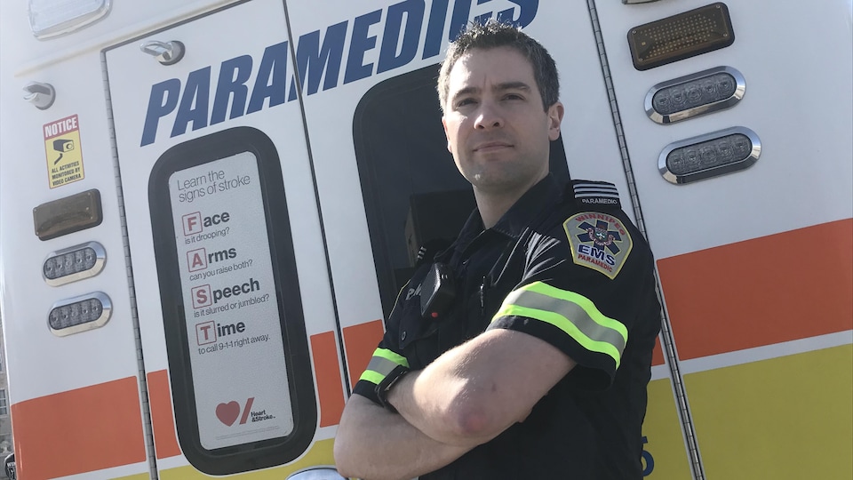 Stéphane Bazin devant son ambulance.