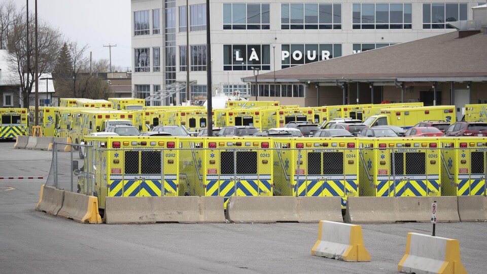De nombreuses ambulances stationnées.  