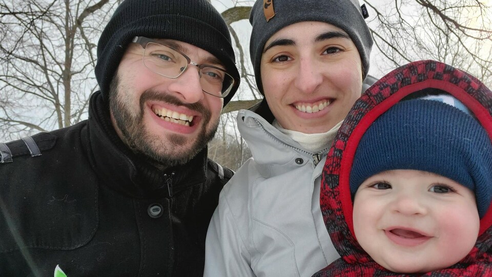Un couple et leur fils de neuf mois.