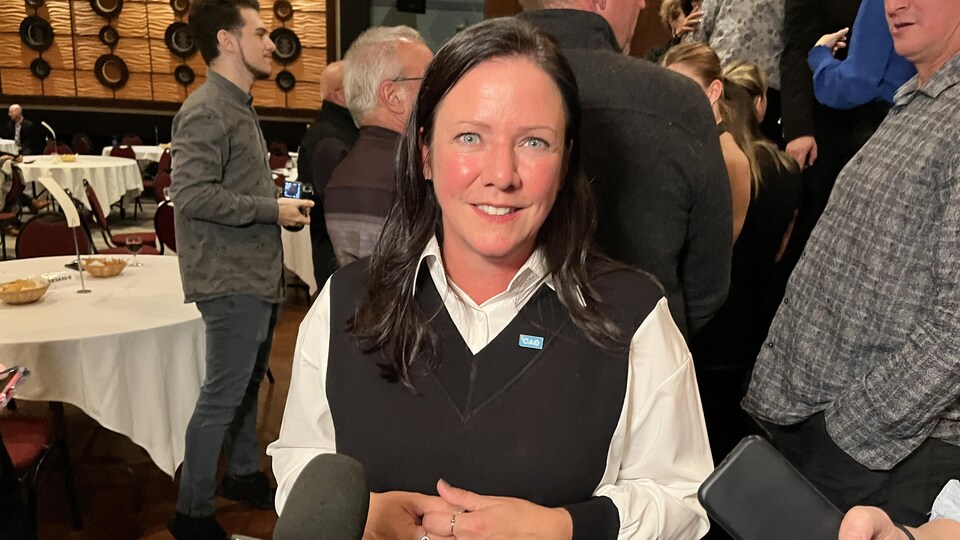 Amélie Dionne accorde une entrevue quelques minutes après l'annonce de sa victoire.
