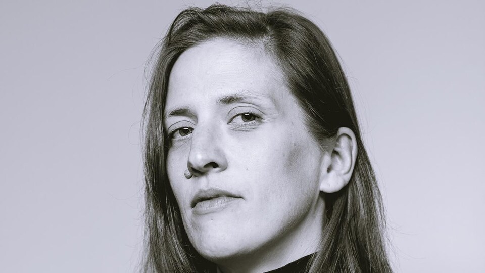 Artiste en arts visuels et directrice générale du centre d'artistes en art actuel, Regart. Femme portant un col roulé noir.