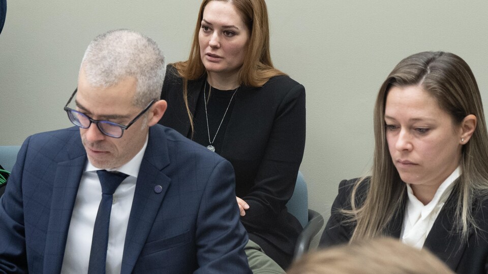Amélie Lemieux assise derrière ses avocats au jour 1 de l'enquête publique concernant la mort de ses filles et de son ex-conjoint.