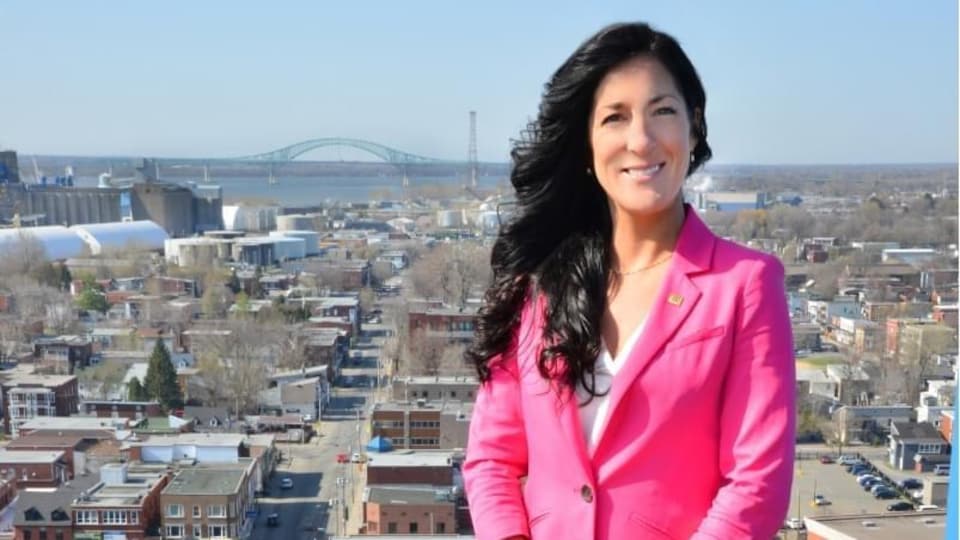 Amélie St-Pierre devant le pont Laviolette et la ville de Trois-Rivières.