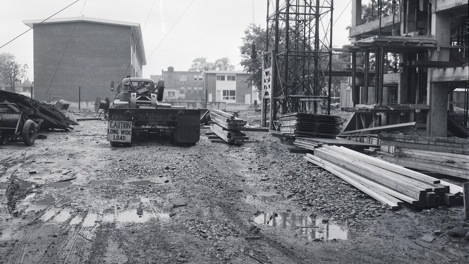 Une rue en travaux dans les années 1960.
