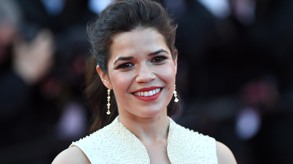 America Ferrera affiche un large sourire.