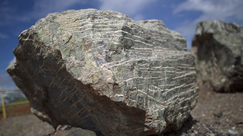 Un rocher contenant des veines de chrysolite, duquel est extrait l'amiante.