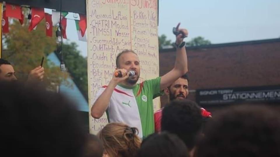 Le militant Amine Menadi lors d'une manifestation à Montréal en solidarité avec les détenus du mouvement de protestation en Algérie.