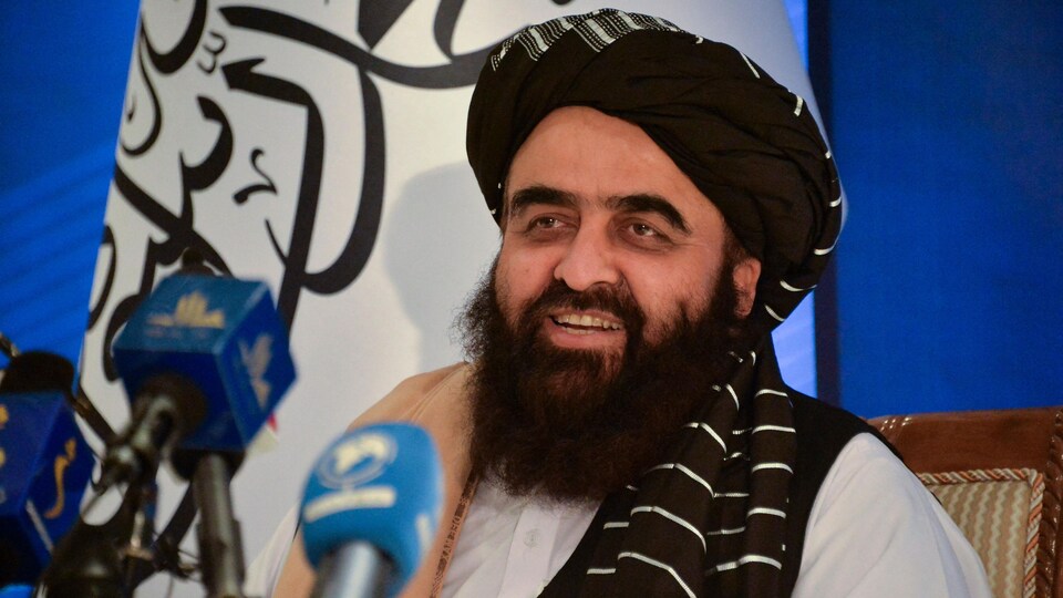 Plan rapproché d'Amir Khan Muttaqi.