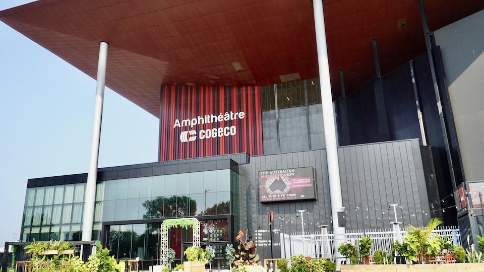 La façade extérieure de l'Amphithéâtre Cogeco avec le parterre décoré de verdure.