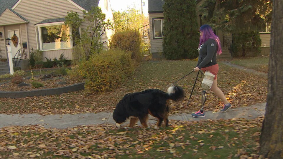 Angela Oakley promenant son chien.