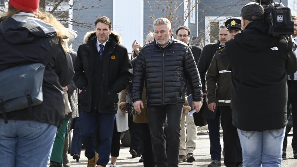 Le ministre Bonnardel et le député Bérubé marchant côte à côte.
