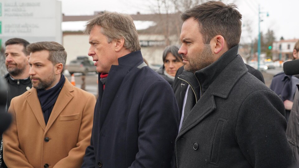 Gabriel Nadeau-Dubois, Marc Tanguay et Paul St-Pierre Plamondon discutent.