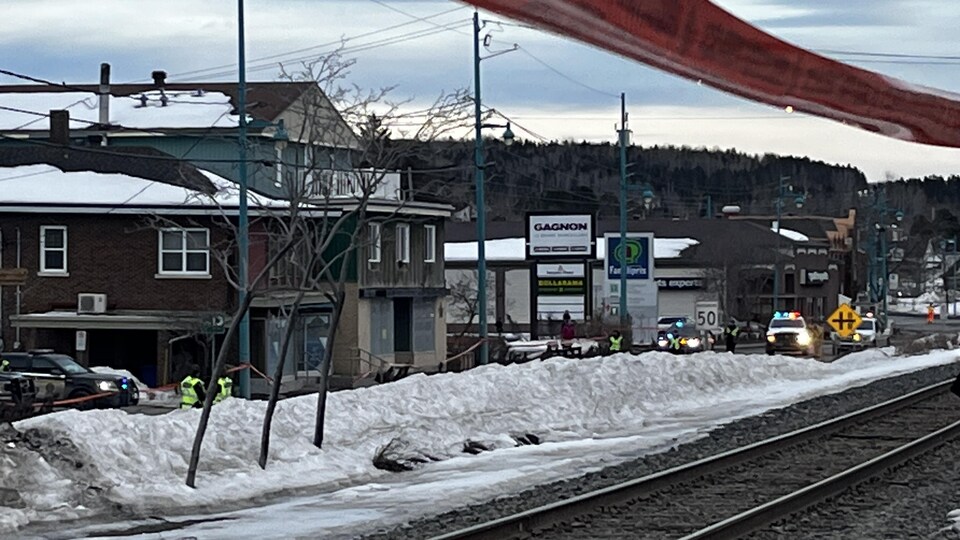 Les services d'urgence ont bloqué la circulation sur le boulevard Saint-Benoît, au centre-ville d'Amqui.