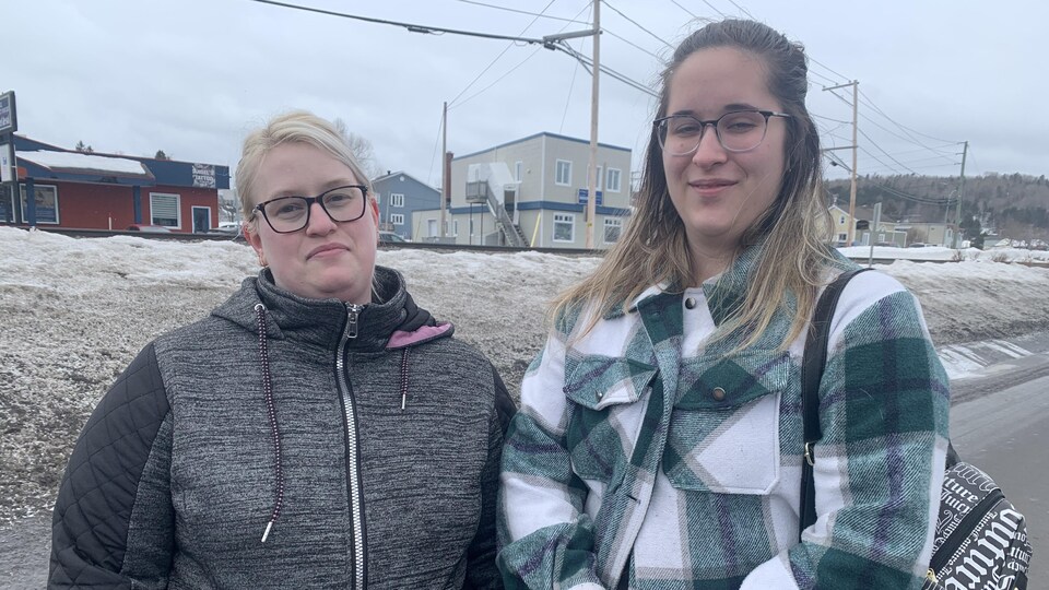 Deux femmes au centre-ville.