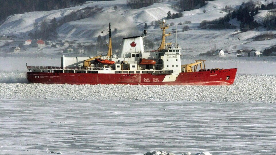 Le navire Amundsen de la garde côtière navigue sur des eaux glacées en hiver.