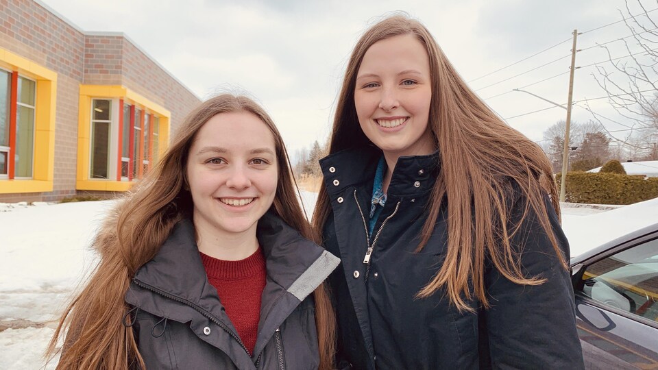 Anabelle Price et Léa Roy sourient