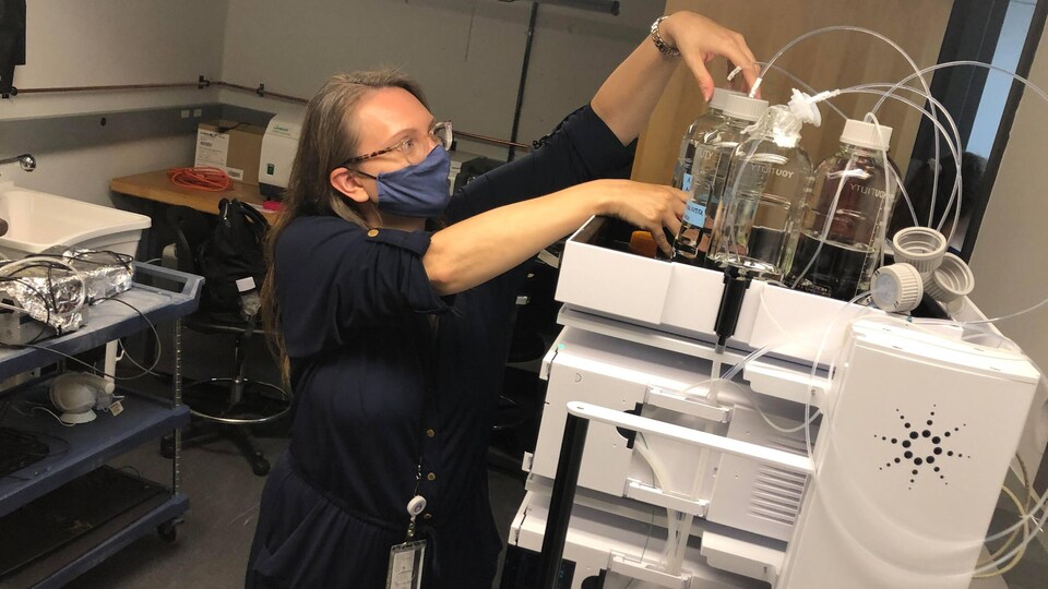 Une chercheuse de l'Ontario Tech University à Oshawa analyse des échantillons d'eaux usées pour détecter la présence de la COVID.