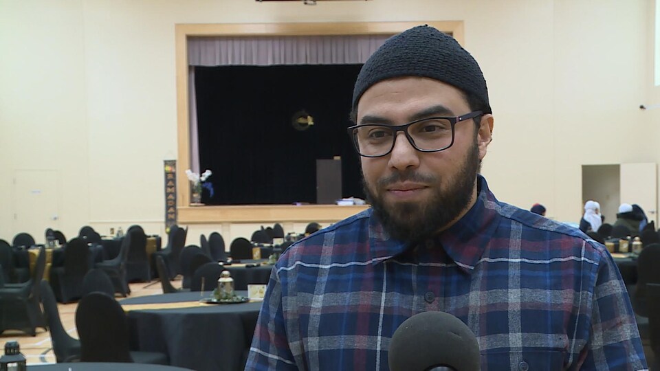 Anas Ghalloun dans la salle communautaire de la Mosquée Ummah d’Halifax.