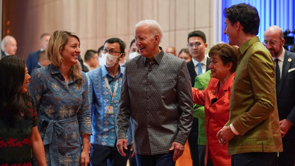 Le président américain Joe Biden s'entretient avec le premier ministre Justin Trudeau et la ministre canadienne des Affaires étrangères Mélanie Joly.