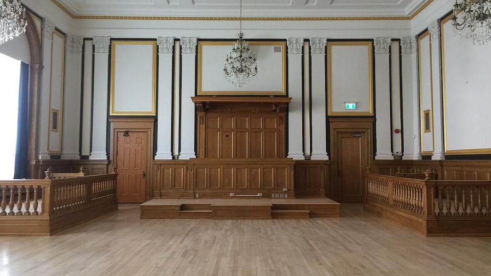 La salle d'audience de l'ancien palais de justice de la Cour supérieure de justice sur la rue Camelot à Thunder Bay.