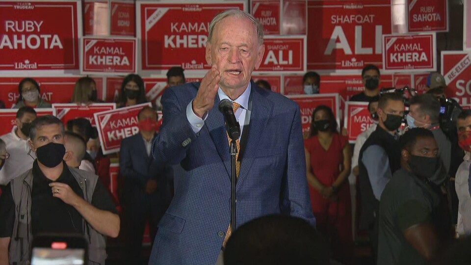 Jean Chrétien regardant droit devant avec la main tranchante qui descend dans les airs.