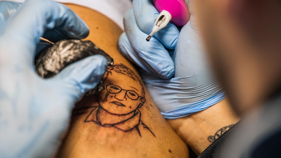 Le visage d'Anders Tegnell, l'épidémiologiste en chef de la Suède, tatoué sur un bras.