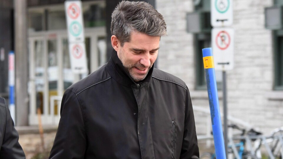 André Boisclair à sa sortie du poste de police de Québec jeudi matin