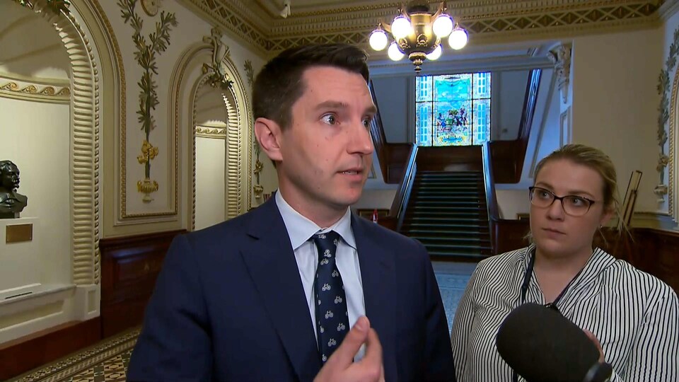 André Fortin répond aux questions des journalistes dans les couloirs de l'Assemblée nationale.