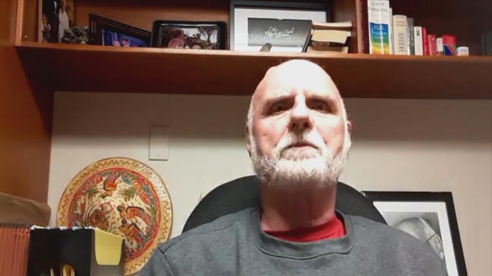 Un homme dans son bureau.