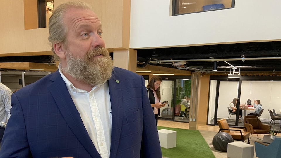 André Gobeil dans la bibliothèque du cégep.