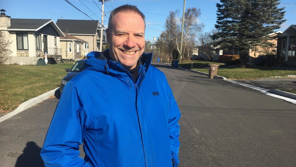 André Paradis dans un rue où c'est le jour de la cueillette des déchets organiques.