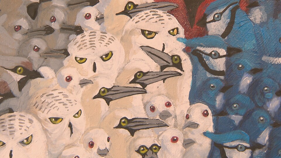 Un tableau sur lequel sont peints des oiseaux très rapprochés les uns des autres. 
