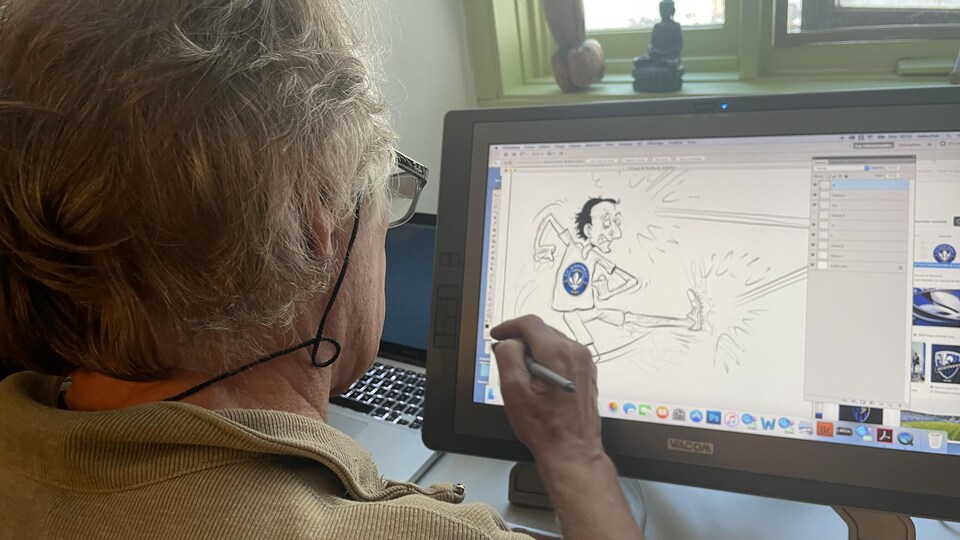 André-Philippe Côté dessine sur son ordinateur. 